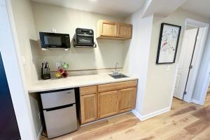 une petite cuisine avec un évier et un micro-ondes dans l'établissement Ocean Front Condo, Pelican at Oregon House, Stairs to the Beach!, à Searose Beach 16 autres photos