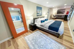 une chambre avec un grand lit et un miroir dans l'établissement Ocean Front Condo, Pelican at Oregon House, Stairs to the Beach!, à Searose Beach