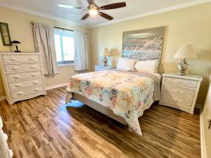 Katil atau katil-katil dalam bilik di Beachfront Aqua Villa 403! Free Activities Included!