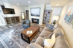 un salon avec un canapé et une cheminée dans l'établissement Ocean Front, Sunset at Oregon House, Stairs to the Beach!, à Searose Beach