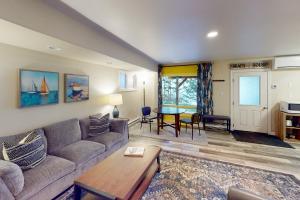 un salon avec un canapé et une table dans l'établissement Ocean Front, Sunset at Oregon House, Stairs to the Beach!, à Searose Beach