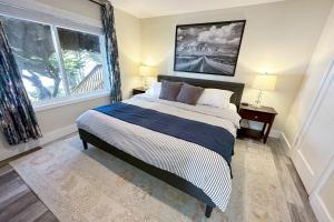 une chambre avec un lit et une grande fenêtre dans l'établissement Ocean Front, Sunset at Oregon House, Stairs to the Beach!, à Searose Beach