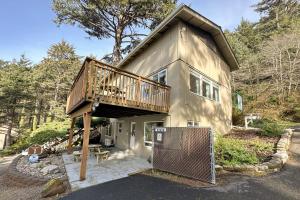 une maison avec une terrasse en bois au-dessus dans l'établissement Ocean Front, Sunset at Oregon House, Stairs to the Beach!, à Searose Beach