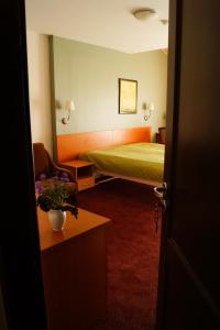 A bed or beds in a room at Motelis Smagratis Kretinga