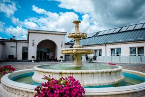 Bazén v ubytování Hotel Kiston nebo v jeho okolí