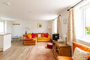 un salon avec un canapé et une télévision dans l'établissement Lovely Kent cottage with rural Medway views, à Tonbridge