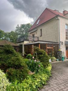 レンボルクにあるApartament Park Lęborkのバルコニー付きの家