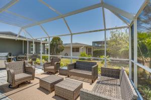 Sarasota Home with Pool 4 Mi to Siesta Key Beach!的休息区