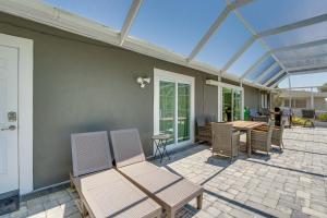Sarasota Home with Pool 4 Mi to Siesta Key Beach!的庭院或其他户外区域