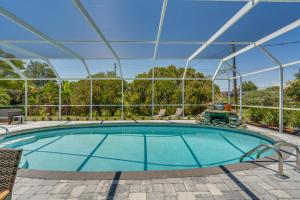 Sarasota Home with Pool 4 Mi to Siesta Key Beach!内部或周边的泳池