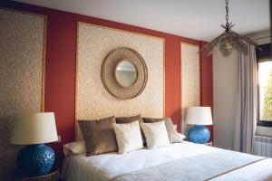 A bed or beds in a room at Petit Candeleda