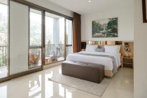 Ένα ή περισσότερα κρεβάτια σε δωμάτιο στο Magenta Hill View Villa 6 bedrooms with a private swimming pool and movie room +34 φωτογραφίες