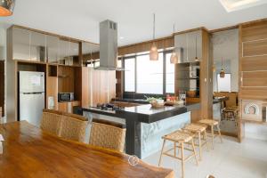 Η κουζίνα ή μικρή κουζίνα στο Magenta Hill View Villa 6 bedrooms with a private swimming pool and movie room