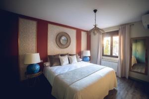 A bed or beds in a room at Petit Candeleda