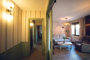 A seating area at Petit Candeleda