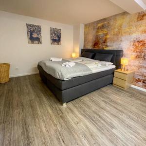 Ένα ή περισσότερα κρεβάτια σε δωμάτιο στο LaLeLou Braunlage, perfekt für Familien, zentral mit Garten 120qm, inkl Wäschepaket und WLAN, Boxspringbett, 6 Personen