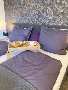 Ένα ή περισσότερα κρεβάτια σε δωμάτιο στο LaLeLou Braunlage, perfekt für Familien, zentral mit Garten 120qm, inkl Wäschepaket und WLAN, Boxspringbett, 6 Personen