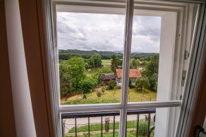 ein Fenster mit Blick auf einen Bauernhof draußen in der Unterkunft Holiday Home Evelin with Krka view in Cerklje ob Krki