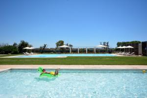 Bazén v ubytování Masseria Corda Di Lana Hotel & Resort nebo v jeho okolí