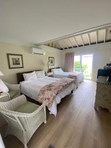 מיטה או מיטות בחדר ב-High Tide Inn on the Ocean, Motel and Cottages