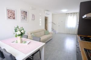 a living room with a couch and a table at Appartamento Business Duplex 95mq - Doppia Terrazza XXL - 2 bagni - Check-in Codice in Padova