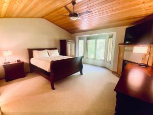 ein Schlafzimmer mit einem Bett und einem Deckenventilator in der Unterkunft Golf Retreat Near Pelican Lake in Pequot Lakes