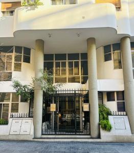 a building with a gate in front of it at Céntrico y amplio departamento en La Cañada in Cordoba