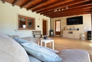 a living room with a couch and a tv at GALIHOST - Chalet con piscina en Vilagarcía de Arousa in Vilagarcia de Arousa