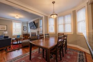 una sala da pranzo e un soggiorno con tavolo e sedie di Coyote Cottage by Seabrook Hospitality a Pacific Beach Altre 63 foto