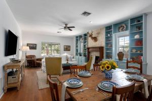 een eetkamer met een tafel en een woonkamer bij Revins Haus - Fire Pit & Walk to Main St in Fredericksburg