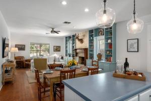 een keuken en woonkamer met een tafel en stoelen bij Revins Haus - Fire Pit & Walk to Main St in Fredericksburg