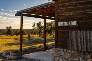 Fotografie z fotogalerie ubytování Rockin' R - Rustic Star Cabin v destinaci Fredericksburg