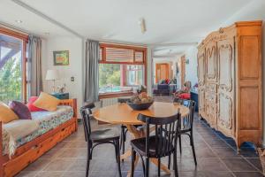 a living room with a table and a couch at A3- Departamento con Vista Panorámica y Piscina in San Carlos de Bariloche