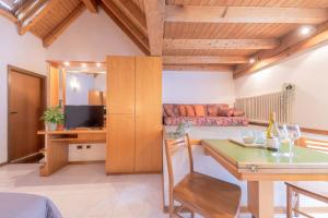 Μια τηλεόραση ή/και κέντρο ψυχαγωγίας στο Comano Vacanze Appartamenti