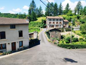 a road leading to a house on a hill at Charmant studio tout équipé in Olliergues