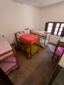 Ένα ή περισσότερα κρεβάτια σε δωμάτιο στο Casa Nuestra Hostal