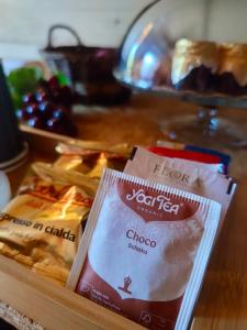 ein Tisch mit etwas Essen darauf in der Unterkunft Choco B&B in Telese + 21 Fotos