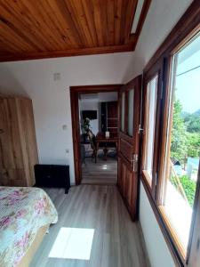 Un dormitorio con una cama y una ventana y una puerta. en Alya Apart 1 artı 1, en Muğla