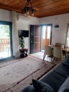 sala de estar con sofá y mesa de comedor en Alya Apart 1 artı 1, en Muğla