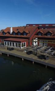 Výhled na řeku, která protéká v blízkosti hotelu + 2 fotografie