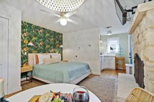 Postel nebo postele na pokoji v ubytování Stonewall Bungalow 2 - Sleeps 2