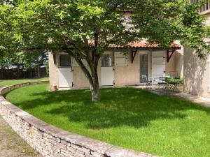 Logement type 2 dans un parc verdoyant 야외 정원