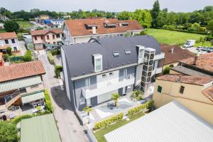 an overhead view of a house in a city at Appartamento Business Duplex 95mq - Doppia Terrazza XXL - 2 bagni - Check-in Codice in Padova