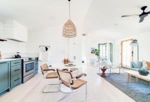 Una cocina con gabinetes azules y una mesa y sillas. en The Cape - Guesthouse & Backhouse, en Fredericksburg