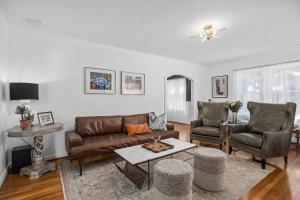 Et opholdsområde på The Rock Haus - Fire Pit & Hot Tub