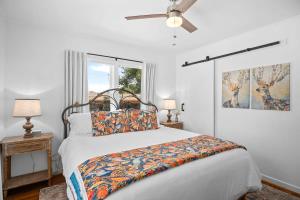 En eller flere senge i et værelse på The Rock Haus - Fire Pit & Hot Tub