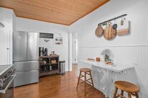 Køkken eller tekøkken på The Rock Haus - Fire Pit & Hot Tub