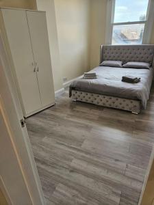 Un pat sau paturi într-o cameră la Noble Apartment Barnet