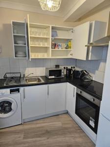 O bucătărie sau chicinetă la Noble Apartment Barnet +2 fotografii
