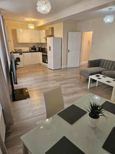 O bucătărie sau chicinetă la Noble Apartment Barnet